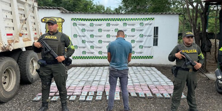 Capturan a una persona en Hatonuevo mientras transportaba 388 kilos de clorhidrato de cocaína en una volqueta