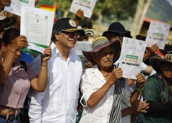 Presidente Gustavo Petro entrega 52 títulos de propiedad a familias víctimas del conflicto en corregimiento el Aro, de Ituango, Antioquia