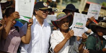 Presidente Gustavo Petro entrega 52 títulos de propiedad a familias víctimas del conflicto en corregimiento el Aro, de Ituango, Antioquia