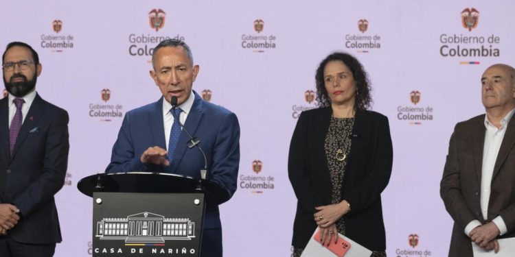 Gobierno ratifica que sí hay combustible para aviación en Colombia y garantiza su abastecimiento