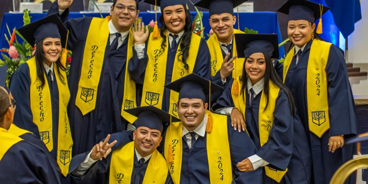 La Sergio concedió título a 126 profesionales.