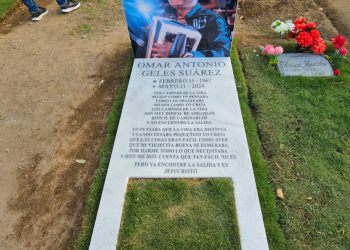 La tumba de Omar Geles estrenó su lápida con las estrofas de ‘Los Caminos de la vida’