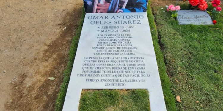 La tumba de Omar Geles estrenó su lápida con las estrofas de ‘Los Caminos de la vida’