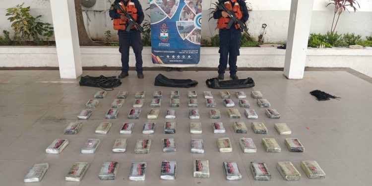 En La Guajira decomisan 60 kilos de cocaína en buque de carga para el transporte marítima