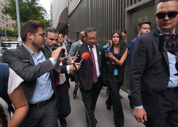 Colombia y Panamá evalúan ruta para legalizar paso de migrantes por el Darién: presidente Petro