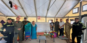 Buscando impulsar una mejor educación para los niños y niñas de la Guajira, el Ejército Nacional y Fuerza Aérea se unen para entregar más de 90 pupitres