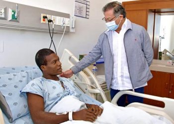 Presidente Petro verificó estado de salud de militares heridos en el atentado en Arauca que son atendidos en el hospital Militar de Bogotá