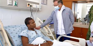 Presidente Petro verificó estado de salud de militares heridos en el atentado en Arauca que son atendidos en el hospital Militar de Bogotá