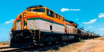 Un policía logró salvar la vida de un joven que intentaba suicidarse en la vía férrea en Uribia