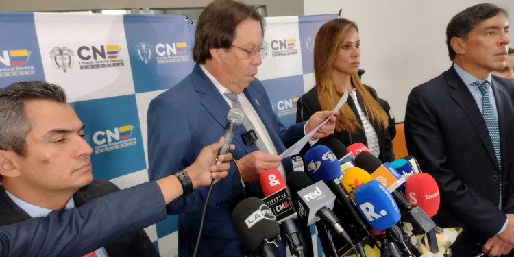 CNE aprueba ponencia que abre investigación y formula cargos contra Gustavo Petro en calidad de candidato presidencial y 3 miembros de su campaña