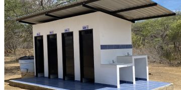 Niños de La Guajira mejoran su bienestar y entorno de aprendizaje, gracias a la entrega de baterías sanitarias