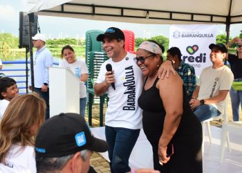 Alcalde de Barranquilla completa la entrega de más de 1.600 Credichéveres a comerciantes del Centro