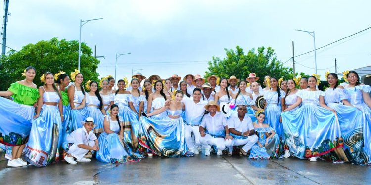 Barrancas  inaugura el Festival Nacional del Carbón con un gran desfile multicolor