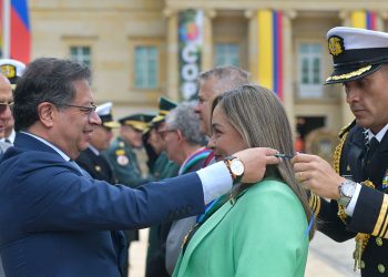 En aniversario de Casa Militar, presidente Petro destacó como ‘ejemplo de paz’ condecorar civiles y exmiembros del M19 al lado de oficiales de F.F. M.M.