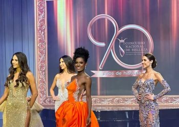 Olga María Álvarez Campuzano, Srta. Riohacha, es coronada como princesa en los 90 años del Concurso Nacional de Belleza