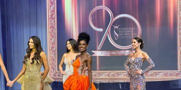 Olga María Álvarez Campuzano, Srta. Riohacha, es coronada como princesa en los 90 años del Concurso Nacional de Belleza