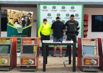 La Policía Fiscal y Aduanera captura a una persona con arma ilegal y máquinas tragamonedas extranjeras en operativo contra el contrabando