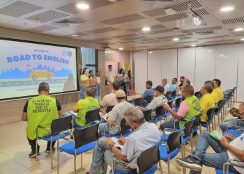 Estudiantes de UNIMAGDALENA enseñan inglés a taxistas de Santa Marta