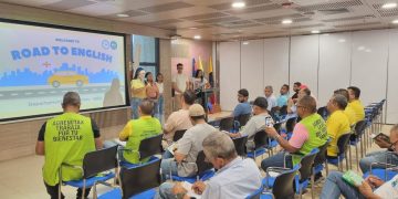 Estudiantes de UNIMAGDALENA enseñan inglés a taxistas de Santa Marta