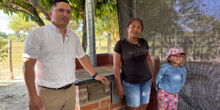 Drummond Ltd. impulsa la sostenibilidad en Becerril con estufas ecoeficientes