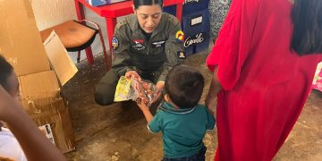 Fuerza Aeroespacial Colombiana entrega regalos a niños en La Guajira