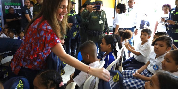 Primera dama, Katia Nule, acompaña el regreso a clases con la entrega de kits escolares