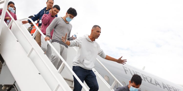 Prosperidad Social ofrecerá créditos asociativos a colombianos deportados desde Estados Unidos