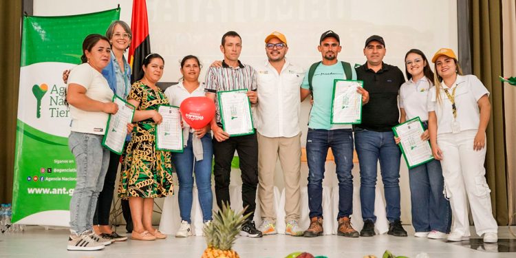 Gobierno del presidente Gustavo Petro entregó 1.282 hectáreas de tierra fértil a familias campesinas del Catatumbo