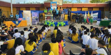 Policía acompañó a los estudiantes en su regreso a clases en Riohacha