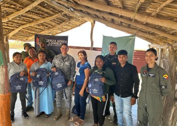 Fuerza Aeroespacial entrega de útiles escolares a instituciones étnicas en La Guajira