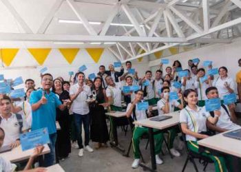En aulario del Instituto Agrícola de Pueblo Bello, estudiantes de once grado aprendieron a construir robots con inteligencia artificial