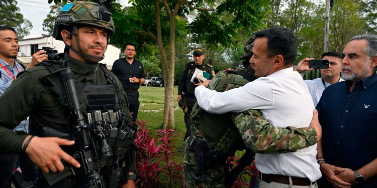 Con apoyo de los ingenieros militares, Gobierno nacional trabaja en reconstrucción de puente derribado por grupos armados en Cauca