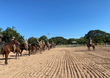 El pelotón montado del Grupo de Caballería brinda seguridad y transforma comunidades en La Guajira