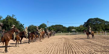 El pelotón montado del Grupo de Caballería brinda seguridad y transforma comunidades en La Guajira