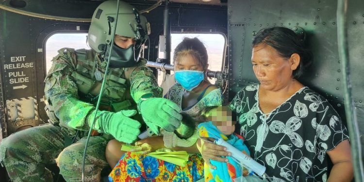 Ejército Nacional realiza evacuación aérea de menores wayuu por emergencia médica