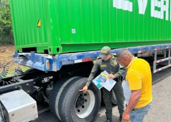 La Policía Fiscal y Aduanera socializa recomendaciones a transportadores sobre la compra de autopartes en La Guajira