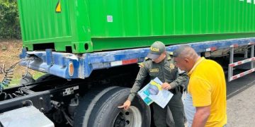 La Policía Fiscal y Aduanera socializa recomendaciones a transportadores sobre la compra de autopartes en La Guajira