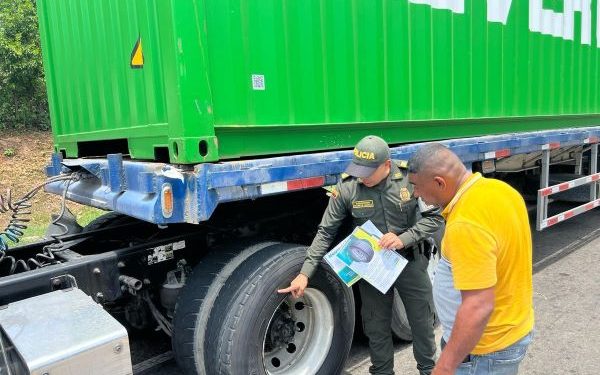 La Policía Fiscal y Aduanera socializa recomendaciones a transportadores sobre la compra de autopartes en La Guajira