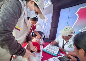 Bienestar Familiar y Fuerza Aeroespacial Colombiana brindan apoyo psicosocial, nutricional, médico y humanitario en La Guajira