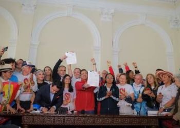 El Senado está convocado por la historia, no por Petro sino por el pueblo: presidente al radicar la Consulta Popular