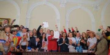 El Senado está convocado por la historia, no por Petro sino por el pueblo: presidente al radicar la Consulta Popular