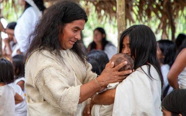 Parteras y parteros en Nariño y autoridades indígenas del Amazonas, Magdalena y La Guajira podrán certificar nacimientos