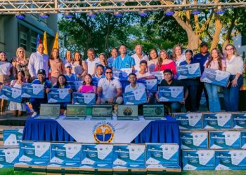 UNIMAGDALENA cierra brechas digitales entregando más computadores a estudiantes de Talento Magdalena