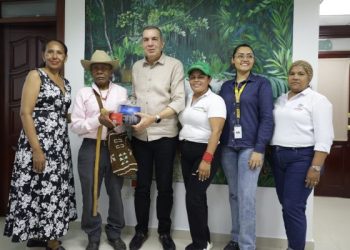 Corpoguajira fortalece vigilancia ambiental con entrega de equipos tecnológicos a guardianes de áreas protegidas