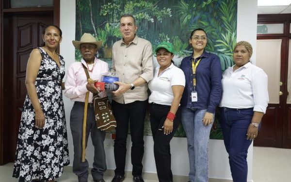 Corpoguajira fortalece vigilancia ambiental con entrega de equipos tecnológicos a guardianes de áreas protegidas