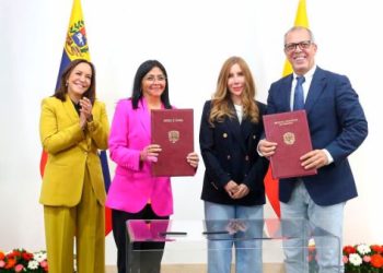 Colombia y Venezuela firman acuerdo que regula transporte de carga entre ambos países