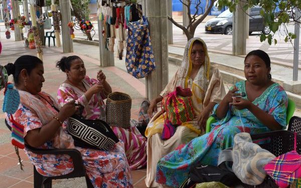 Artesanas wayuu aumentan 40% su producción gracias a proyecto social de Ecopetrol
