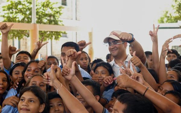 35 mil estudiantes de La Guajira se benefician con 27 aulas interactivas entregadas por la Gobernación en instituciones educativas del departamento