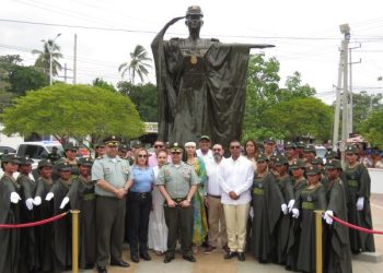 Se devela monumento en honor a la Mujer Policía Indígena en Riohacha, en el marco del aniversario N° 60 del Departamento de Policía Guajira
