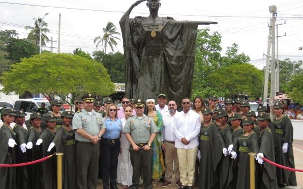Se devela monumento en honor a la Mujer Policía Indígena en Riohacha, en el marco del aniversario N° 60 del Departamento de Policía Guajira